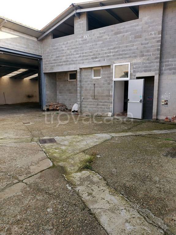 locale commerciale in vendita a Mortara