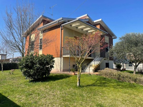 casa indipendente in vendita a Mortara