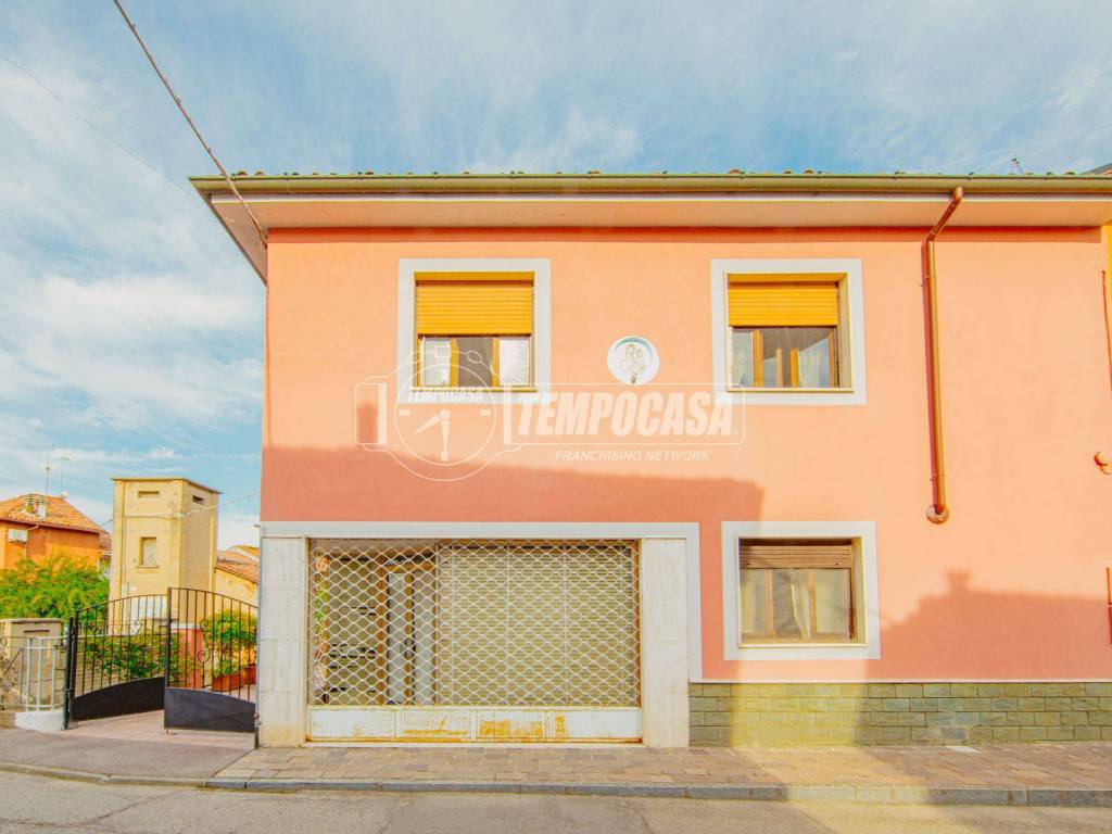casa indipendente in vendita a Palestro in zona Pizzarosto