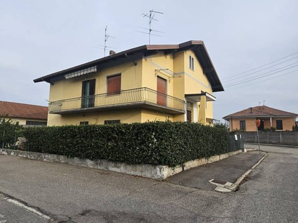 casa indipendente in vendita a Palestro in zona Pizzarosto