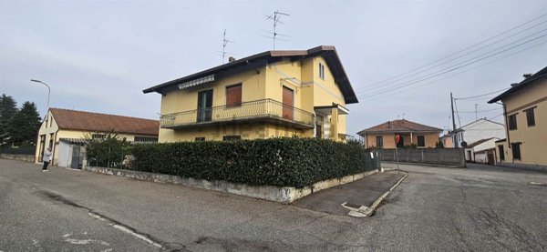casa indipendente in vendita a Palestro in zona Pizzarosto