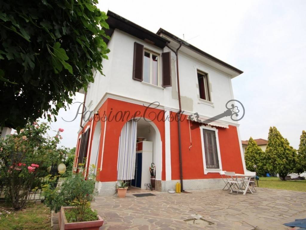 casa indipendente in vendita a Parona