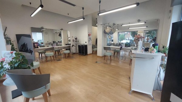 locale commerciale in vendita a Pavia in zona Stazione