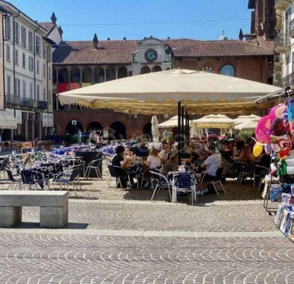 negozio in vendita a Pavia in zona Centro Città