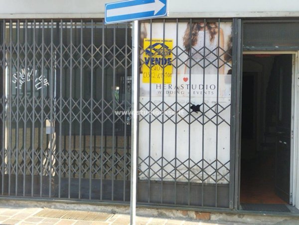 negozio in vendita a Pavia in zona Centro Città