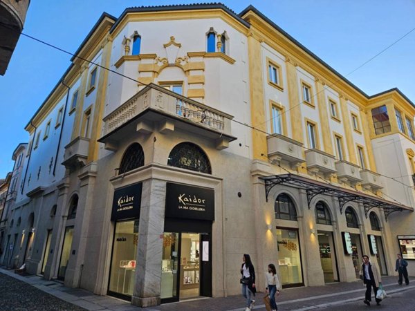 locale commerciale in vendita a Pavia in zona Centro Città