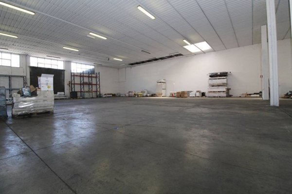 locale commerciale in vendita a Pavia