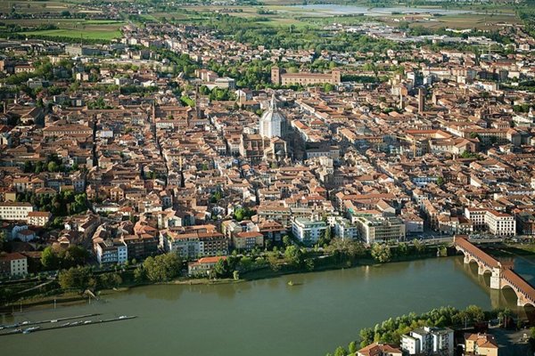 casa indipendente in vendita a Pavia in zona Centro Città