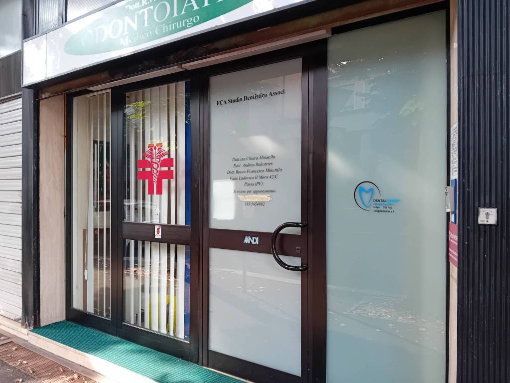 negozio in vendita a Pavia in zona Pompieri