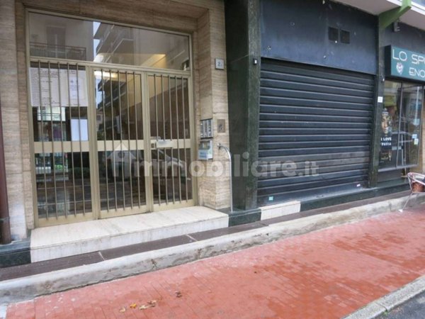 negozio in vendita a Pavia in zona Pompieri