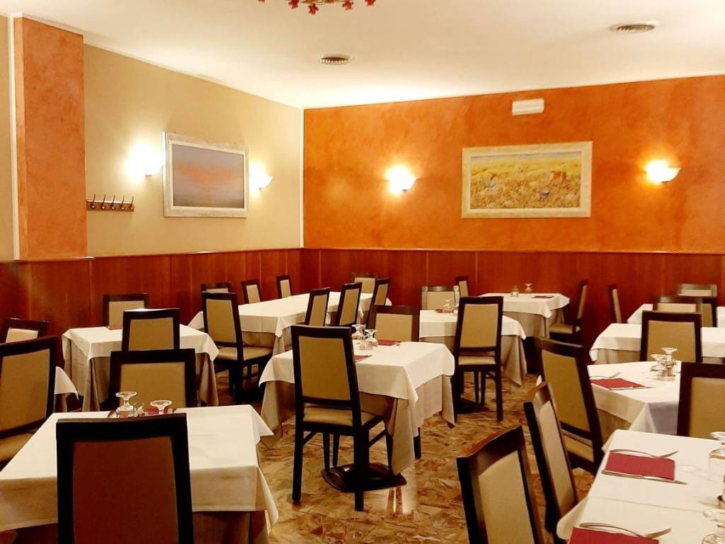 negozio in vendita a Pavia in zona Casa sul Fiume