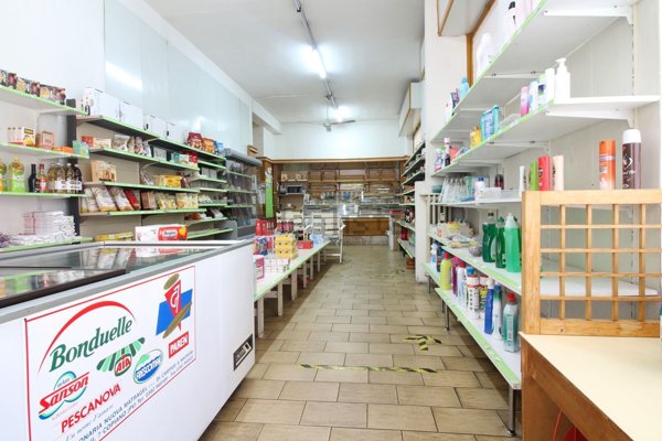 negozio in vendita a Pavia in zona Vallone