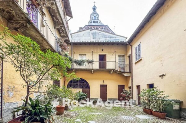 negozio in vendita a Pavia in zona Centro Città