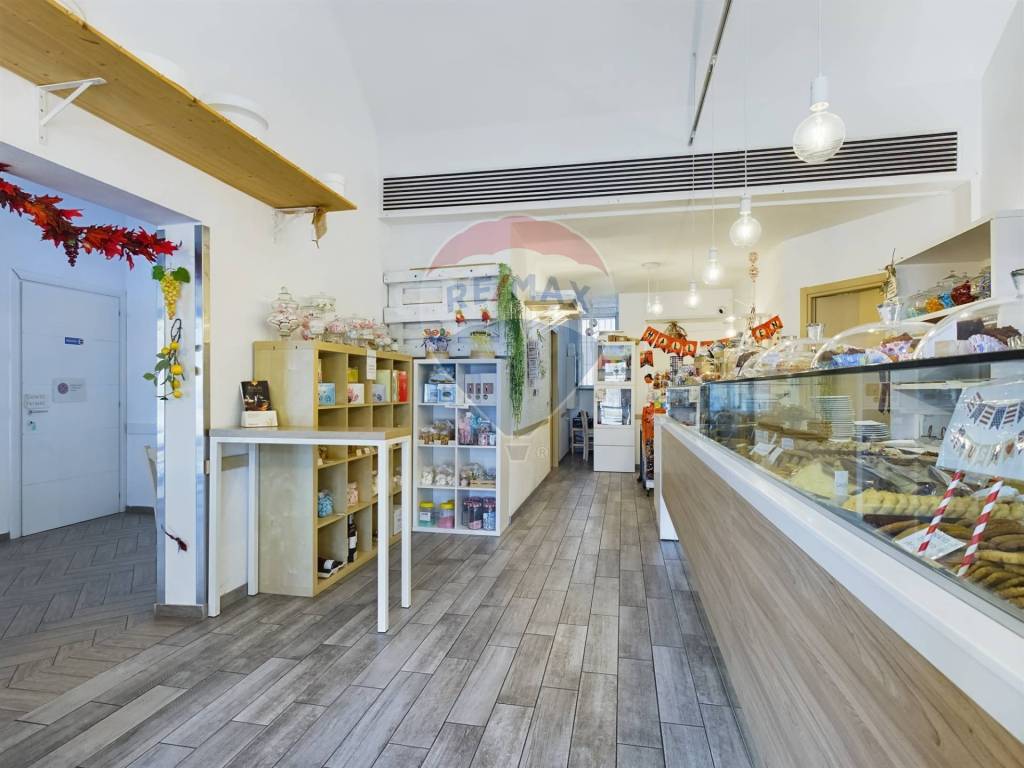 negozio in vendita a Pavia in zona Città Giardino