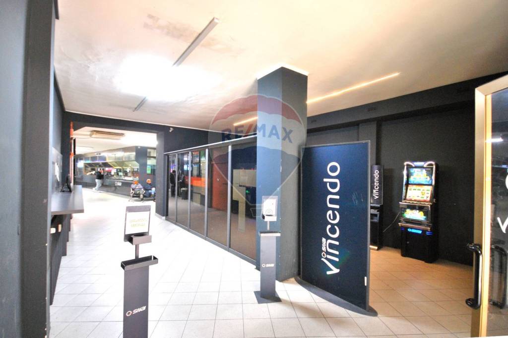 negozio in vendita a Pavia in zona Stazione