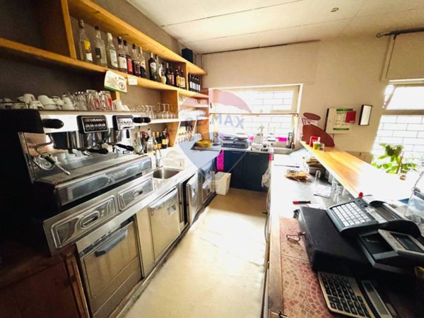 locale commerciale in vendita a Pavia