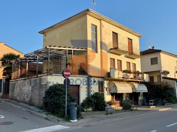 casa indipendente in vendita a Pavia in zona Vallone