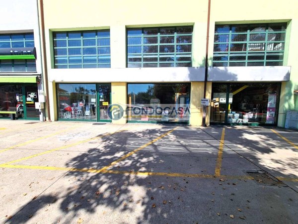 locale commerciale in vendita a Pavia in zona Pompieri