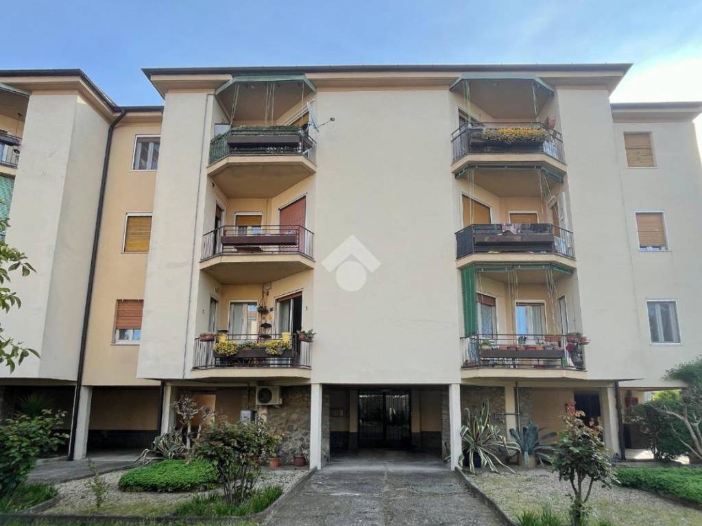 appartamento in vendita a Pavia in zona Vallone