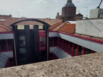 negozio in vendita a Pavia in zona Centro Città