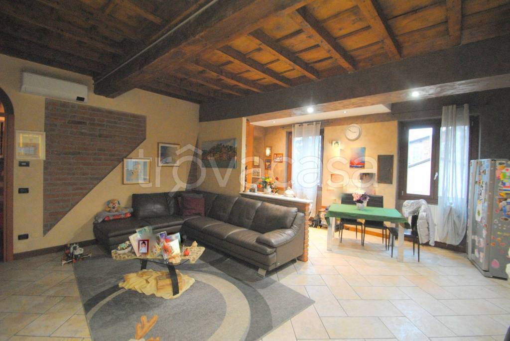 appartamento in vendita a Pavia in zona Centro Città