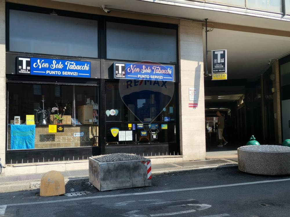 negozio in vendita a Pavia in zona Campari