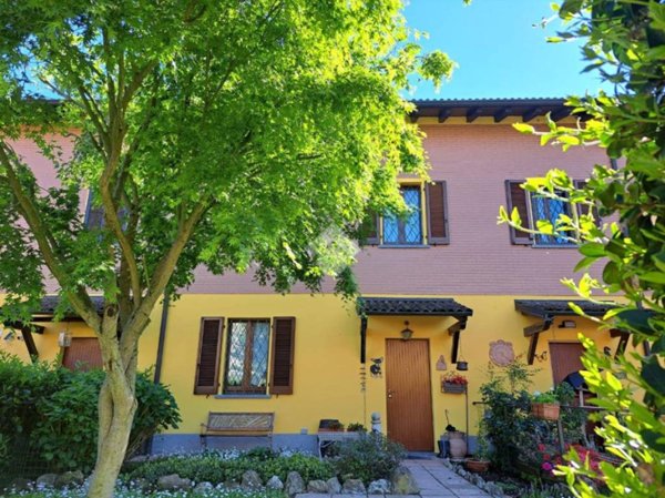 casa indipendente in vendita a Pavia in zona Fossarmato