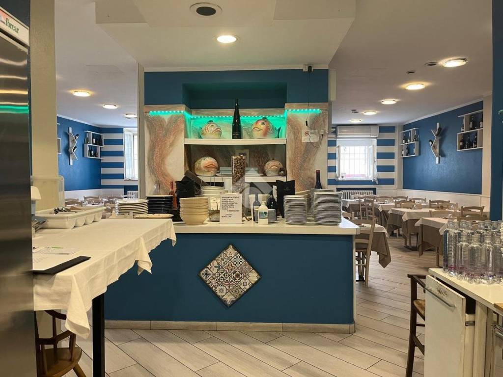 negozio in vendita a Pavia in zona Centro Città