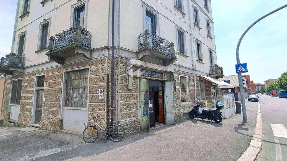 locale commerciale in vendita a Pavia in zona Stazione