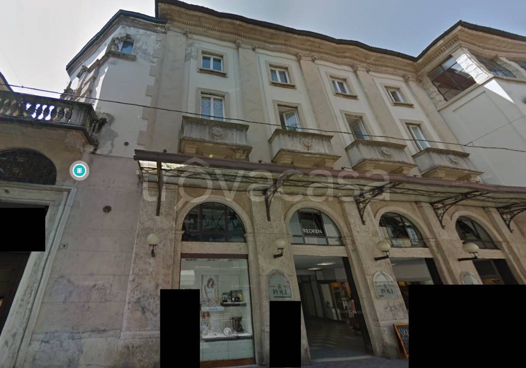 negozio in vendita a Pavia in zona Centro Città