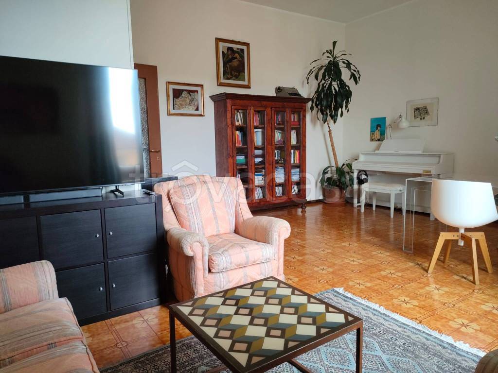 appartamento in vendita a Pavia in zona Pompieri