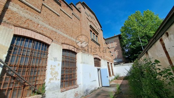 locale commerciale in vendita a Pavia