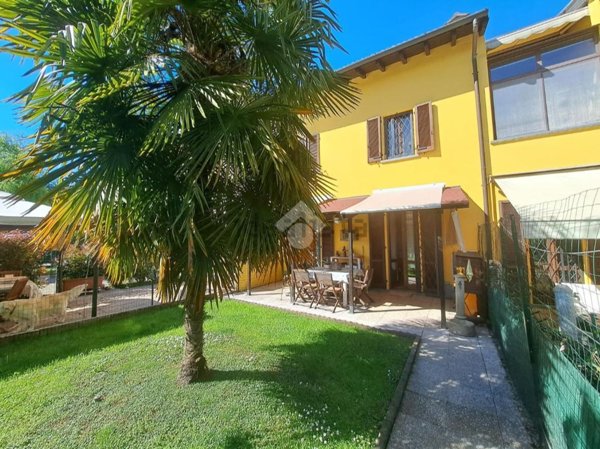 casa indipendente in vendita a Pavia in zona Fossarmato