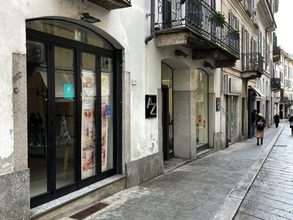 negozio in vendita a Pavia in zona Centro Città
