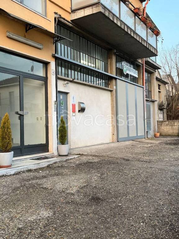 casa indipendente in vendita a Pavia in zona Pompieri