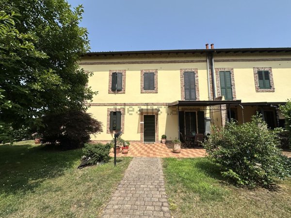 casa indipendente in vendita a Pavia in zona Vallone