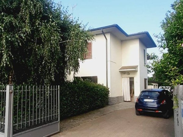casa indipendente in vendita a Pavia in zona Borgo Ticino