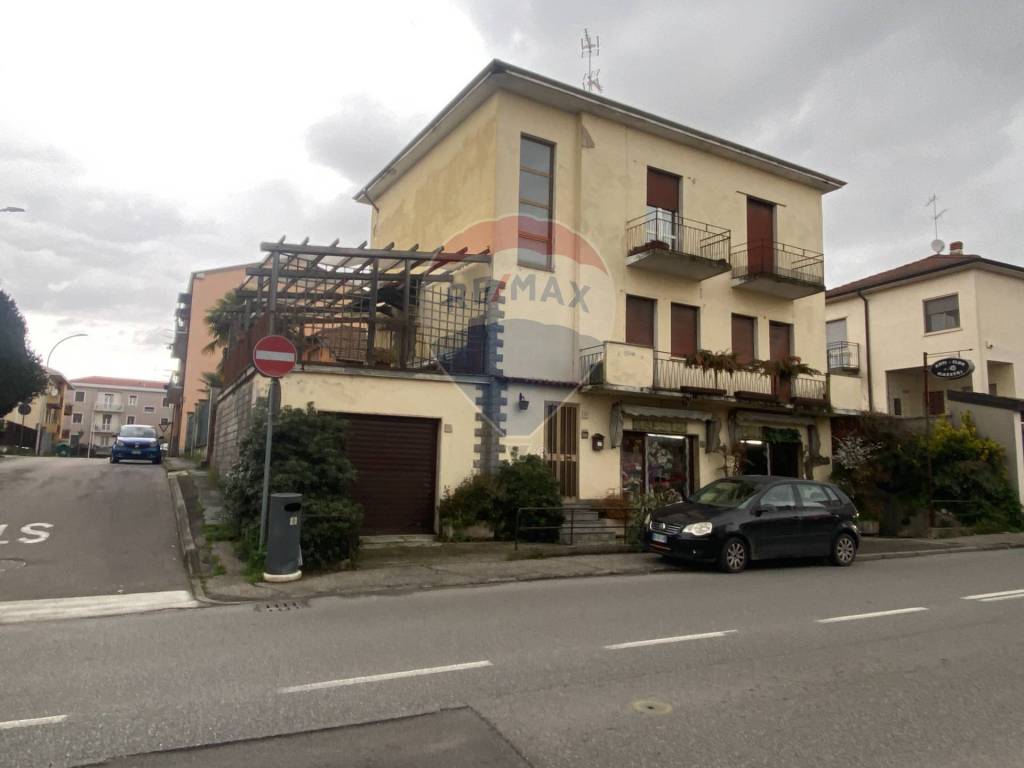 casa indipendente in vendita a Pavia in zona Pompieri