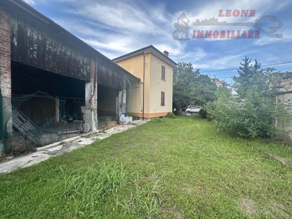 casa indipendente in vendita a Pavia in zona Fossarmato