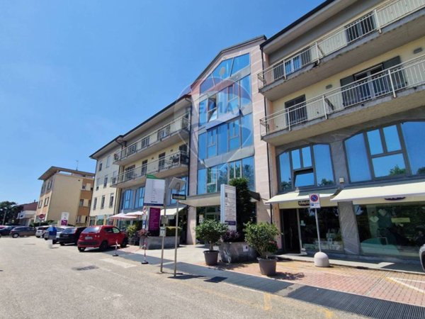 negozio in vendita a Pavia in zona Policlinico