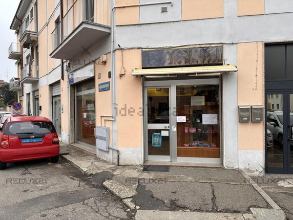negozio in vendita a Pavia in zona Policlinico