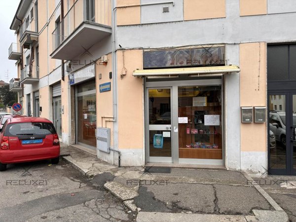 negozio in vendita a Pavia in zona Policlinico