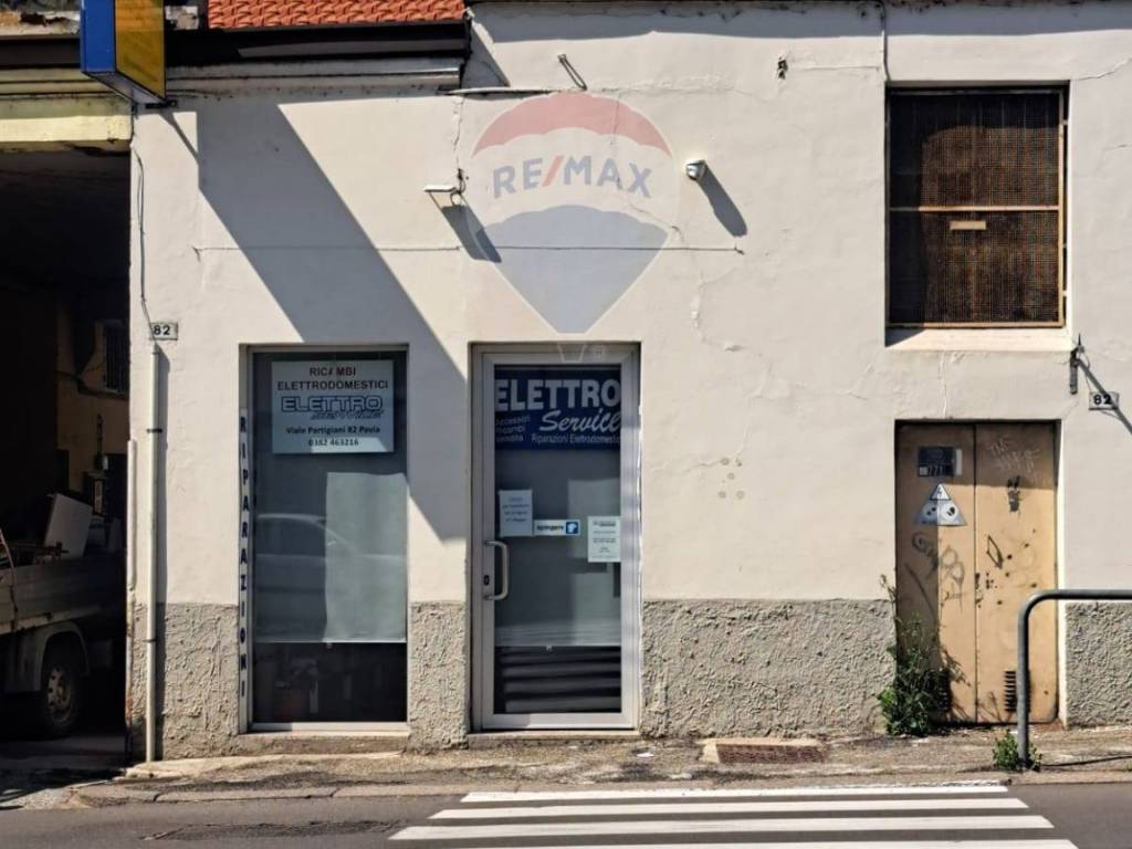 negozio in vendita a Pavia in zona San Pietro