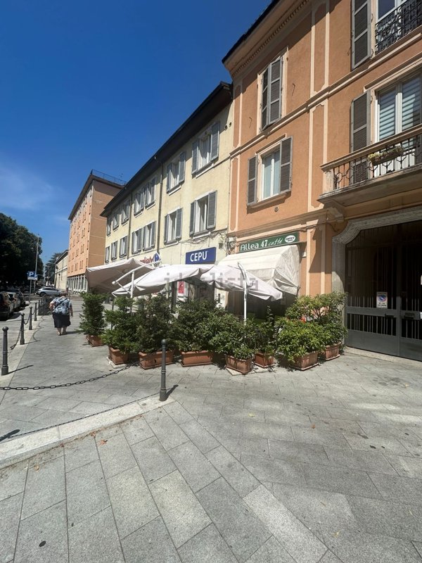 negozio in vendita a Pavia in zona Centro Città