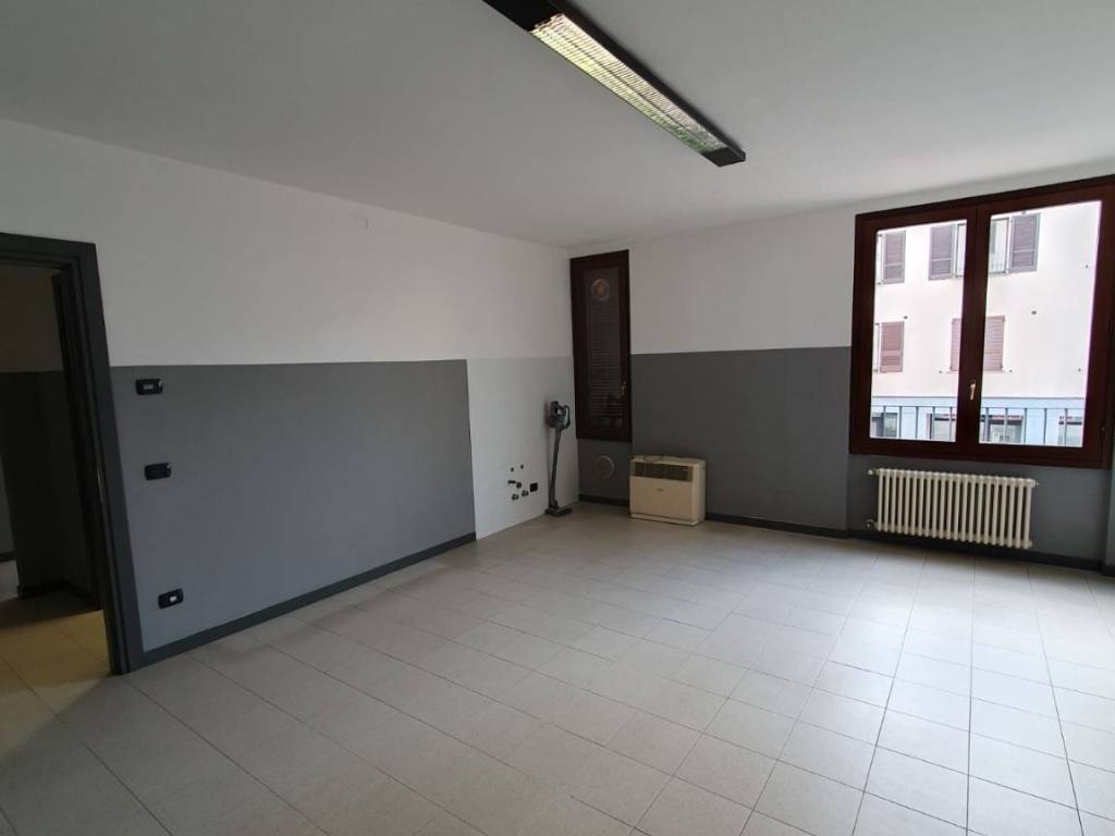 ufficio in vendita a Pavia in zona Città Giardino
