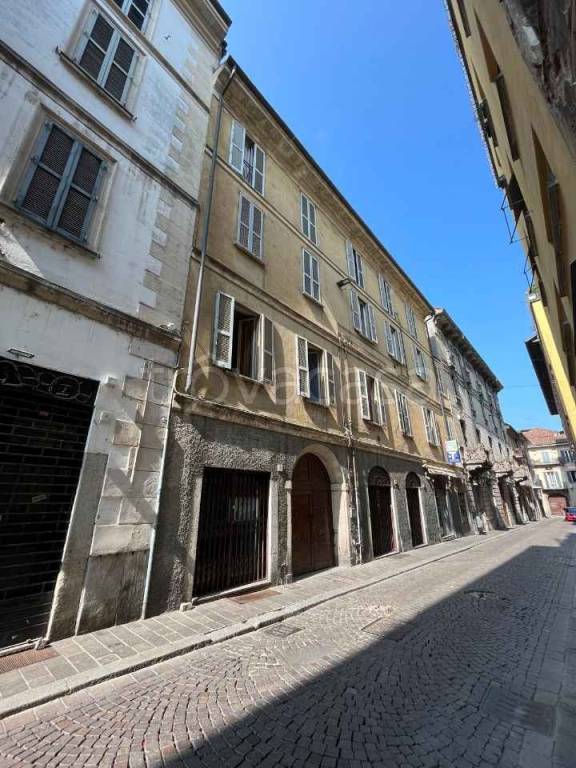 negozio in vendita a Pavia in zona Centro Città