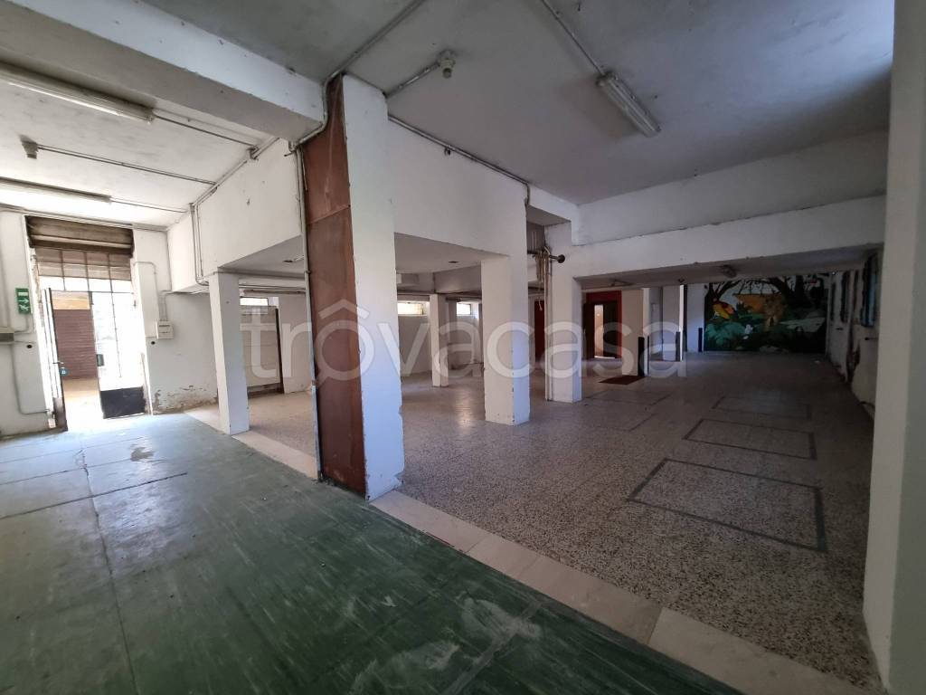 locale commerciale in vendita a Pavia in zona Stazione