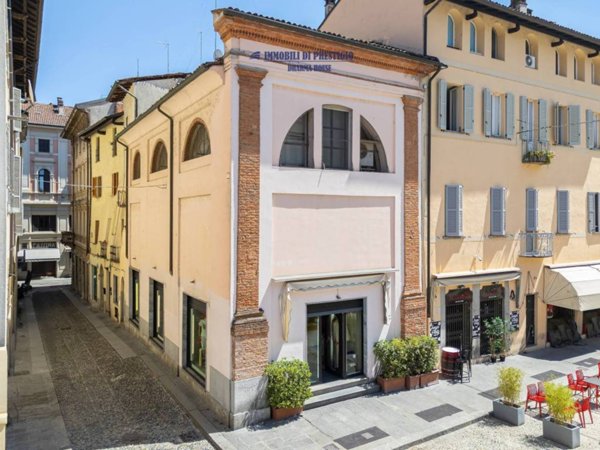 negozio in vendita a Pavia in zona Centro Città