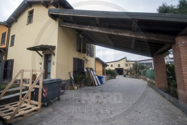 casa indipendente in vendita a Pavia in zona Vallone