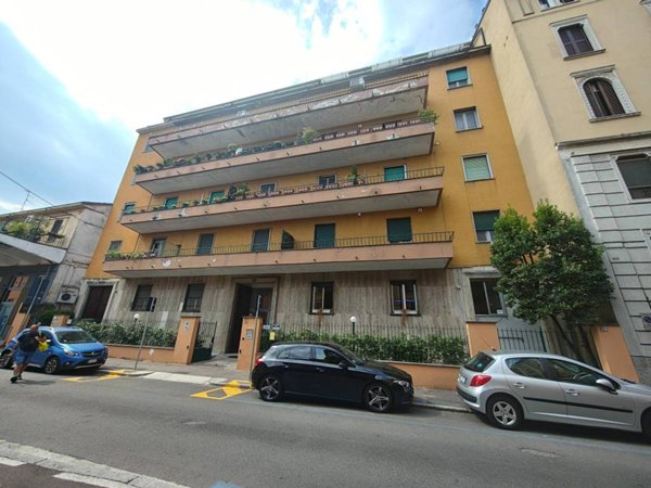 locale commerciale in vendita a Pavia in zona Stazione